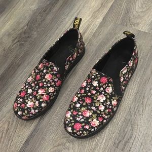 Dr. Martens Finchley Women’s Shoe black floral